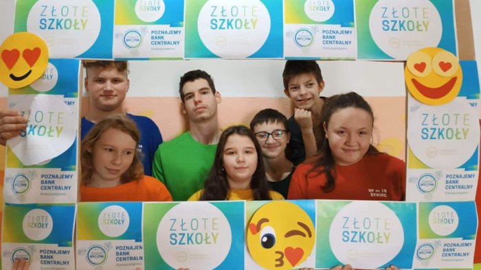 Drużyna ambasadorów składająca się z uczniów szkoły podstawowej.