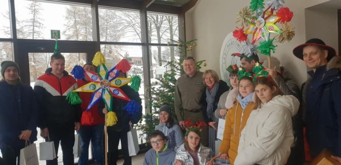 Pamiątkowe zdjęcie przy choince Nadleśnictwie Węgierska Górka.