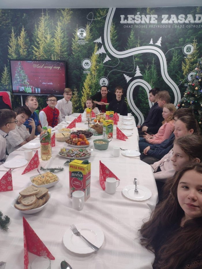 Wspólne spotkanie przy wigilijnym stole.