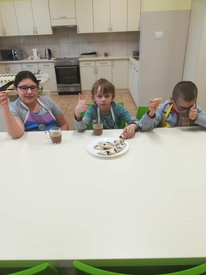 Uczniowie degustują swoje wypieki.