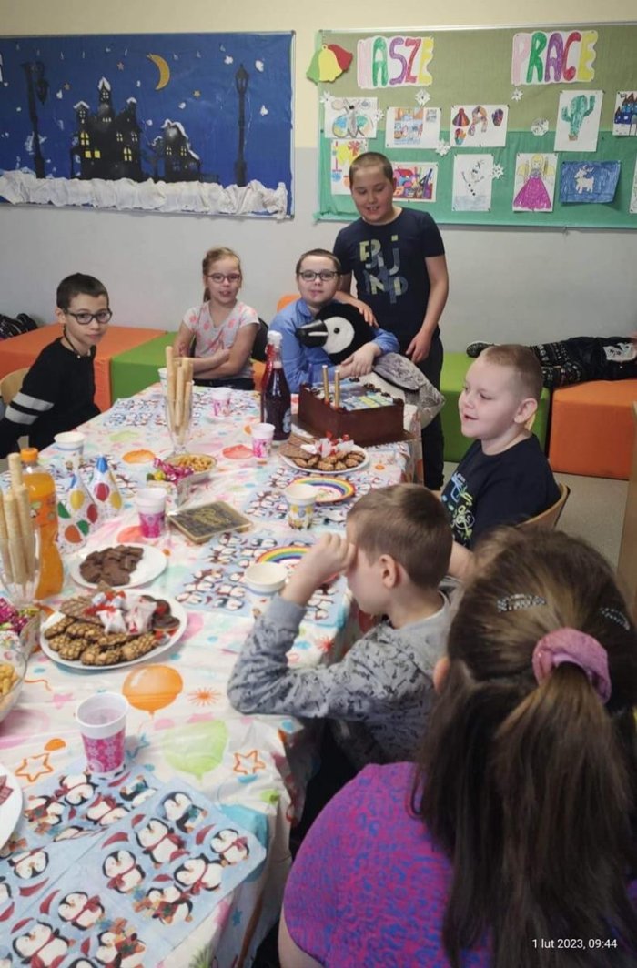 Solenizant Kuba świętuje swoje urodziny wśród kolegów i koleżanek w klasie.