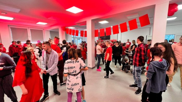 Uczniowie w dyskotekowych nastrojach.