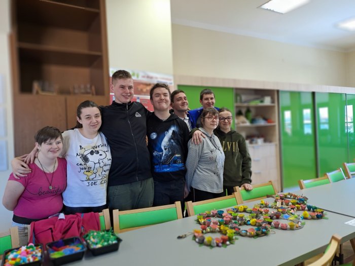 Uczniowie dumnie prezentują samodzielnie wykonane prace.