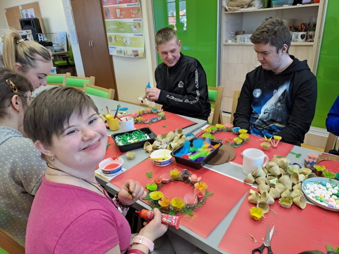 Uczennica prezentuje swój wianek recyklingowy.