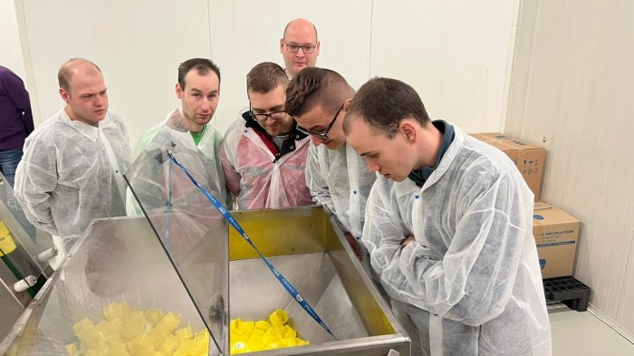 Uczniowie poznają proces.