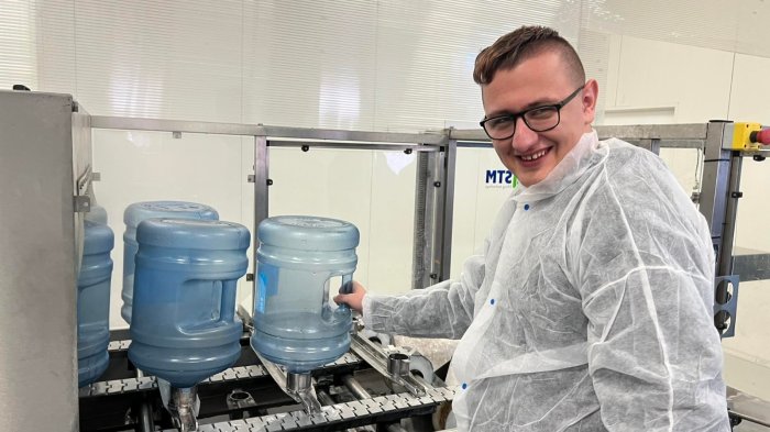 Uczniowie poznają proces.