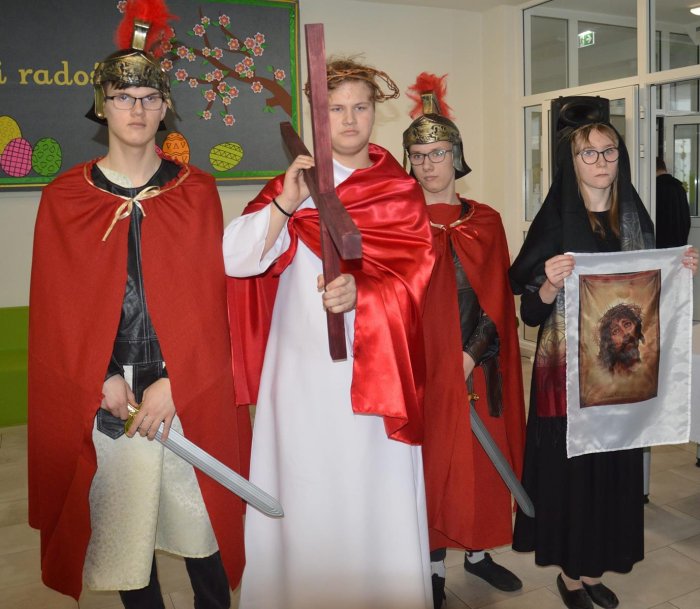 Uczniowie w roli Jezusa, Piłata i Matki Bożej odgrywają scenę z drogi krzyżowej.