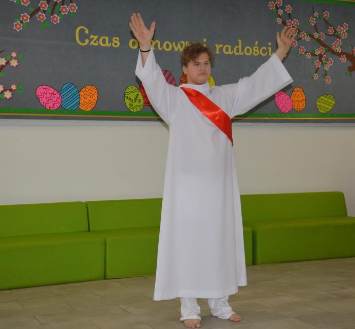 Uczeń przedstawia postać Jezusa Zmartwychwstałego.