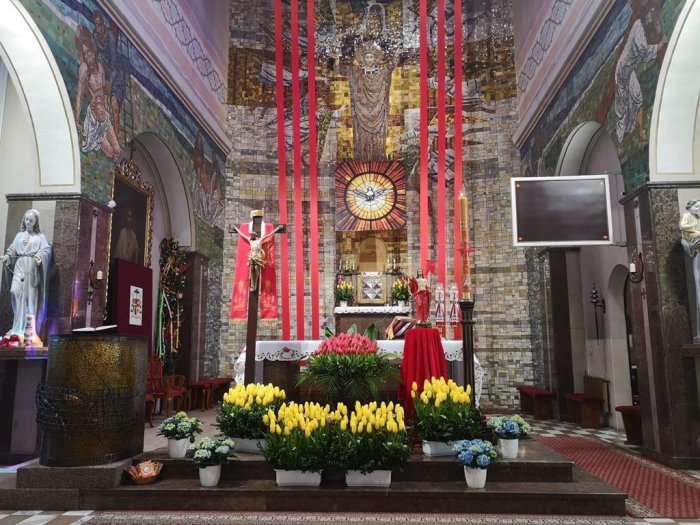 Ołtarz przystrojony w żółte tulipany z okazji Bierzmowania w kościele w Żywcu Sporyszu.