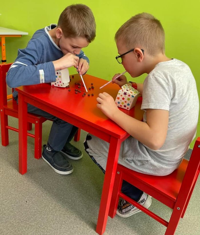 Ćwiczenia - usprawnianie precyzyjnych ruchów.